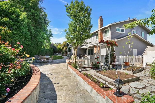 2369 Woodthrush Way, Pleasanton CA: https://media.crmls.org/mediaz/0ef10ee9-b04f-4ed3-98c5-cc3361d88116.jpg