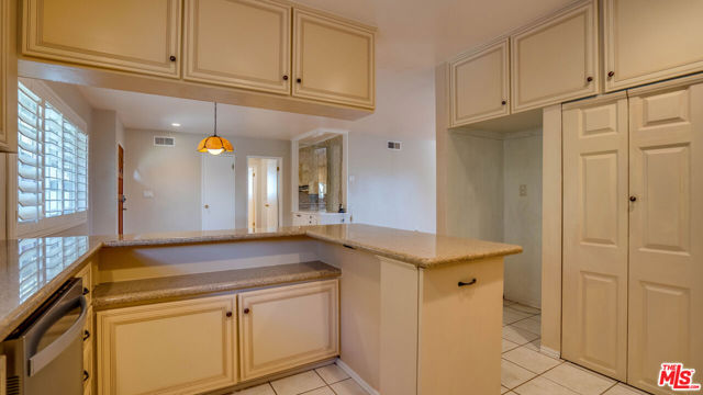 9631 CRYSTAL VIEW Drive, Tujunga CA: https://media.crmls.org/mediaz/0ef14028-8189-4574-b0e3-29c6079de016.jpg