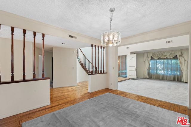 4560 Densmore Avenue, Encino CA: https://media.crmls.org/mediaz/0ef16f0a-8d85-4bdd-9f7c-6efcc10f0952.jpg