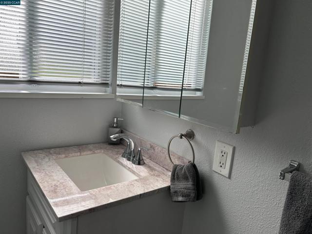 826 Veale, Martinez CA: https://media.crmls.org/mediaz/0ef21f24-36b9-49bc-b7e4-6a4359593701.jpg