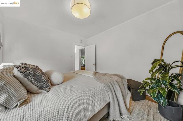 5925 Outlook Ave, Oakland CA: https://media.crmls.org/mediaz/0ef25f89-31dd-44ce-aff4-3e5d2bc5e69e.jpg