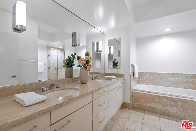 13600 Marina Pointe Drive, Marina del Rey CA: https://media.crmls.org/mediaz/0ef2a5bd-23a8-48d8-a179-80aedec30796.jpg