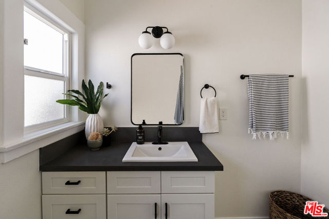 5748 7th Avenue, Los Angeles CA: https://media.crmls.org/mediaz/0ef30feb-b3fe-4583-9e1a-81cbc13bd488.jpg