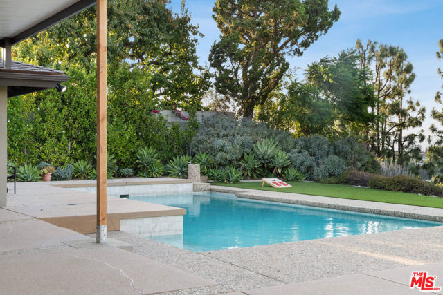 3235 Steven Drive, Encino CA: https://media.crmls.org/mediaz/0ef34b91-efdb-4ecf-98d9-6a2b26122e00.jpg