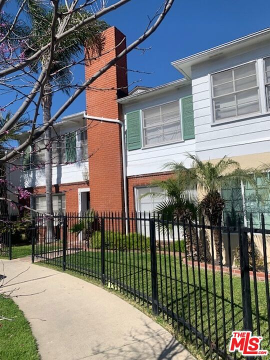 4131 Palmwood Drive, Los Angeles CA: https://media.crmls.org/mediaz/0ef39fbf-2fda-42cb-82b0-511c369d8dca.jpg