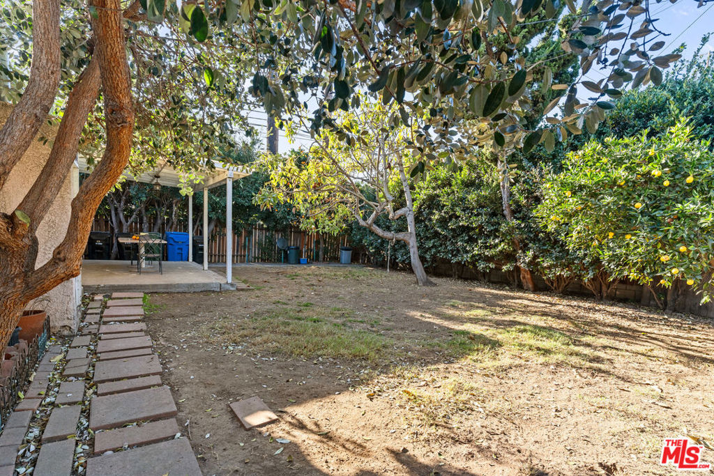 https://media.crmls.org/mediaz/0ef46cbe-c44f-4eaa-b854-d1668d8bc170.jpg?preset=X-Large