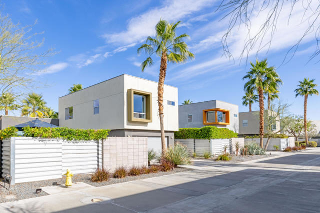 1056 Dane Drive, Palm Springs CA: https://media.crmls.org/mediaz/0ef48aab-f277-4ef3-9b6c-e16f3a52f631.jpg