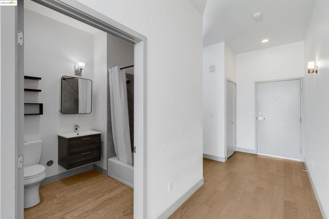 410 Webster St, Oakland CA: https://media.crmls.org/mediaz/0ef49d95-acf1-49c4-b537-9dada43130b8.jpg