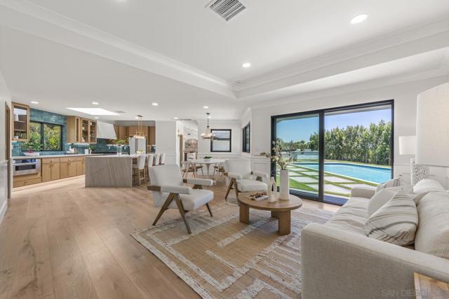 2975 Woodford Drive, La Jolla CA: https://media.crmls.org/mediaz/0ef4f371-dd17-4419-99e6-683638b3d9fe.jpg