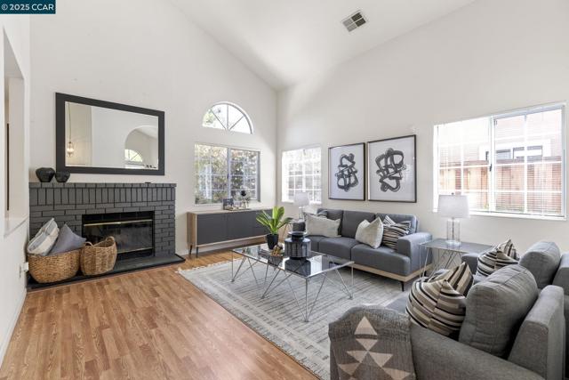 1015 Hidden Oak Ct, Concord CA: https://media.crmls.org/mediaz/0ef50e29-0b95-4415-8591-cae2f8033938.jpg