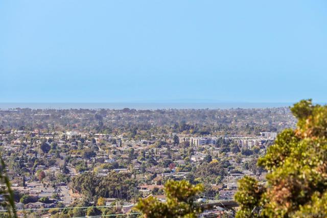 4367 Summit Dr, La Mesa CA: https://media.crmls.org/mediaz/0ef558e3-2751-442f-8ed6-e596a40f63cb.jpg