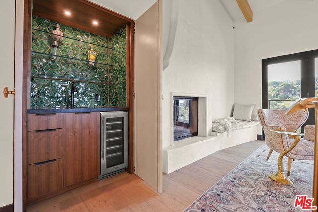 2835 Oak Point Drive, Los Angeles CA: https://media.crmls.org/mediaz/0ef56204-878e-4fba-81fe-82c3374d6cc1.jpg