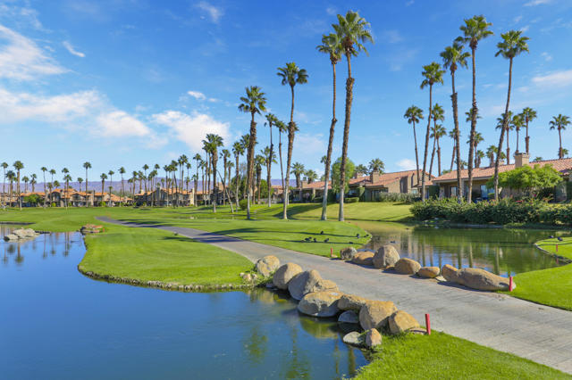 38488 Gazania Circle, Palm Desert CA: https://media.crmls.org/mediaz/0ef5dd08-24a6-4e85-8a72-112c1cfb0018.jpg