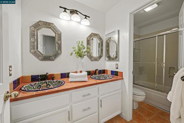 422 Sutton Cir, Danville CA: https://media.crmls.org/mediaz/0ef5eb95-8e8f-4b74-baa1-2d4fd87d3993.jpg