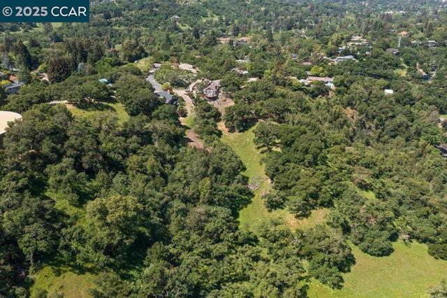 18 Diablo Oaks Way, Lafayette CA: https://media.crmls.org/mediaz/0ef60391-d77b-4dbf-909a-c16b6155e259.jpg