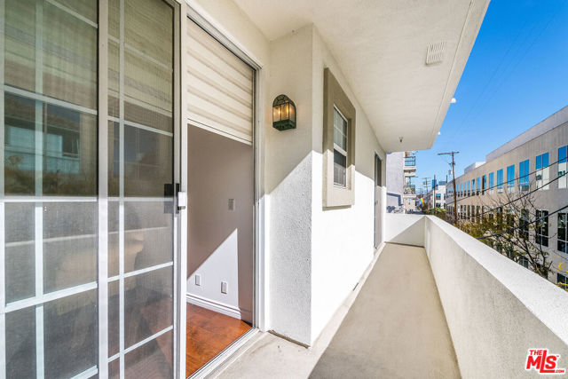 10630 Eastborne Avenue, Los Angeles CA: https://media.crmls.org/mediaz/0ef6226c-4bc3-4352-8e79-f187c5681281.jpg