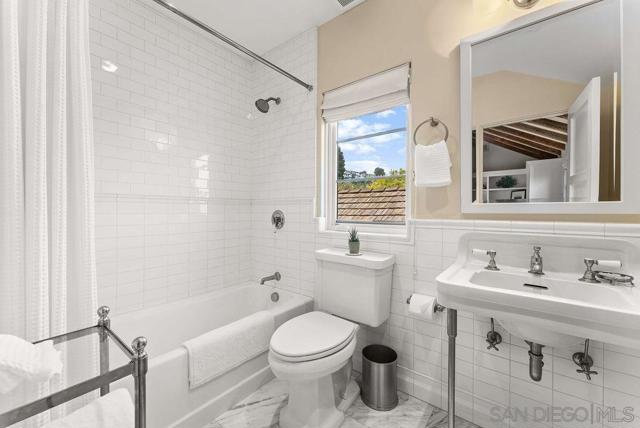 7725 Whitefield Pl, La Jolla CA: https://media.crmls.org/mediaz/0ef68667-125f-4774-9ff2-3560a00676d9.jpg