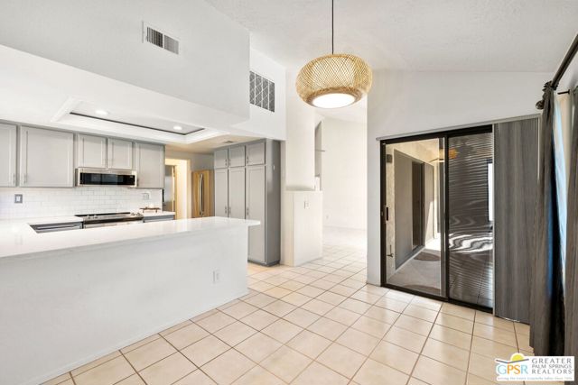 41387 Princeville Lane, Palm Desert CA: https://media.crmls.org/mediaz/0ef69119-1977-4394-9849-d4e789dddfdd.jpg