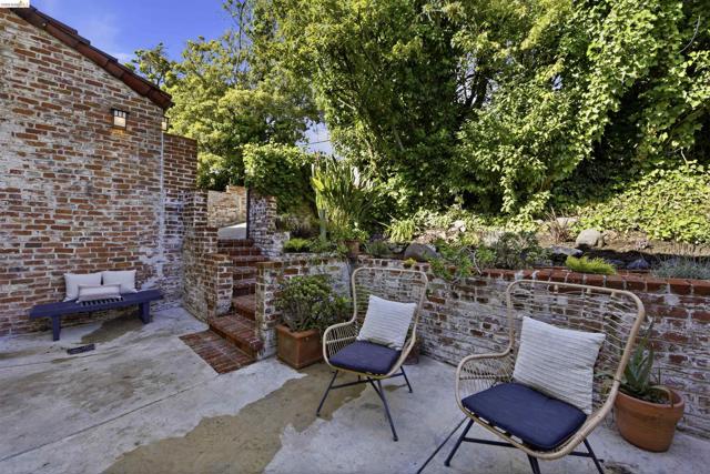 44 Highgate Rd, Kensington CA: https://media.crmls.org/mediaz/0ef768f3-5057-48b3-942c-e4a1a72065fe.jpg