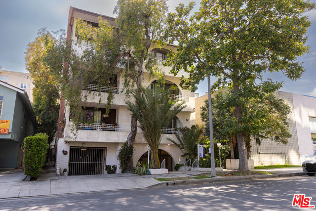 1209 Amherst Avenue, Los Angeles CA: https://media.crmls.org/mediaz/0ef87d78-d321-4c86-93aa-ce994638bed6.jpg
