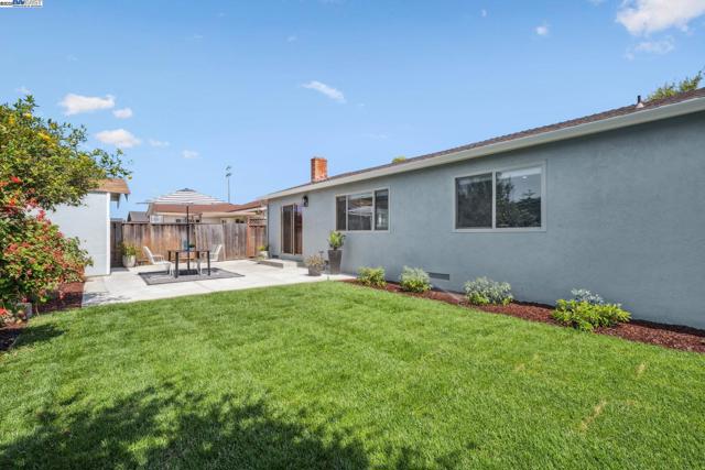 34709 Clover St, Union City CA: https://media.crmls.org/mediaz/0ef98c33-9dcc-4a4e-9762-f537a4e39eea.jpg
