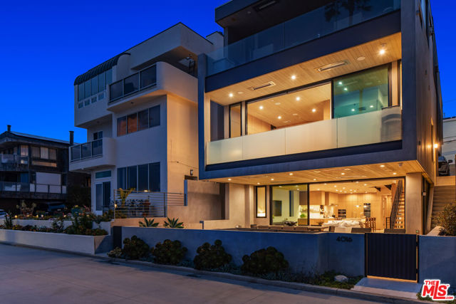 4016 The Strand, Manhattan Beach CA: https://media.crmls.org/mediaz/0ef9d4a5-303d-4236-b04f-eefab8194916.jpg