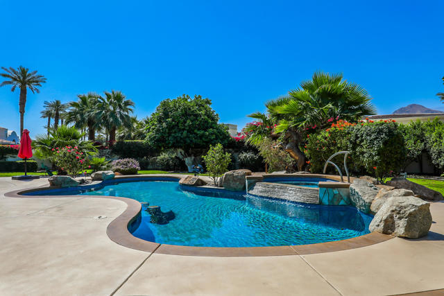 79455 Briarwood, La Quinta CA: https://media.crmls.org/mediaz/0efa058d-8b22-4ce2-a78f-229d5553b987.jpg