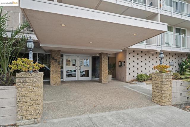 1425 Lakeside DR, Oakland CA: https://media.crmls.org/mediaz/0efaae68-4b75-4ac9-a9a3-b3a77477ee3d.jpg