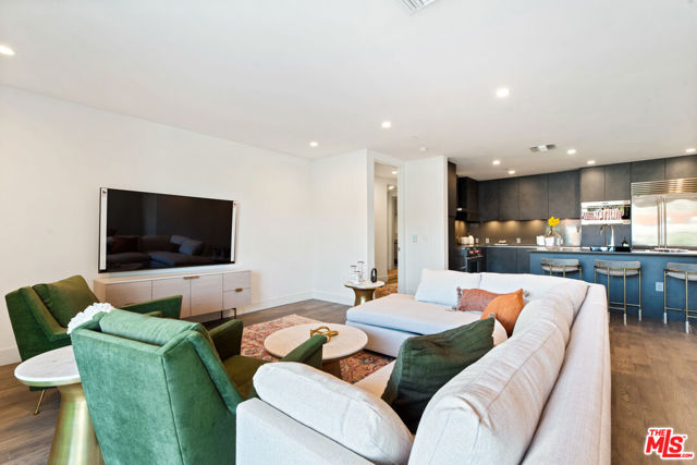 728 N Sweetzer Avenue, West Hollywood CA: https://media.crmls.org/mediaz/0efae594-18f9-4ac4-8436-b29d2d93b830.jpg