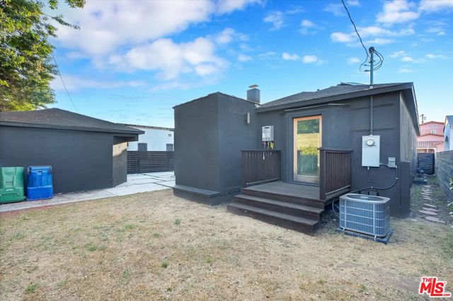 4122 S Bronson Avenue, Los Angeles CA: https://media.crmls.org/mediaz/0efaed72-16dc-4e3d-8d07-5eb9fb428e56.jpg