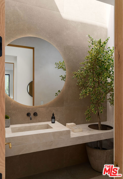 341 N Kings Road, Los Angeles CA: https://media.crmls.org/mediaz/0efb1500-7d33-4531-bf38-60401229c6b9.jpg