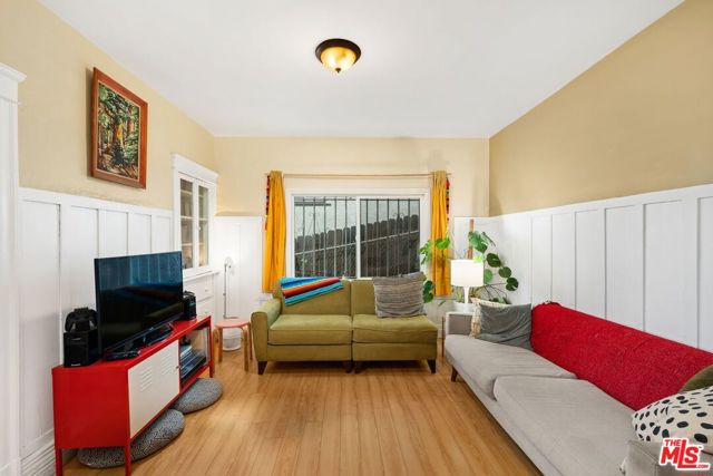 827 Lucile Avenue, Los Angeles CA: https://media.crmls.org/mediaz/0efb3575-eec7-4931-b703-7d15018e28c8.jpg