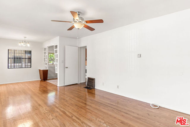 1124 San Rafael Avenue, Glendale CA: https://media.crmls.org/mediaz/0efbdfc8-e70b-4fa6-9e23-6f8a74001402.jpg