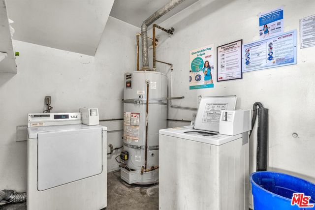 1050 N Laurel Avenue, West Hollywood CA: https://media.crmls.org/mediaz/0efbf542-2adb-40b4-b3a3-e266ca045a09.jpg