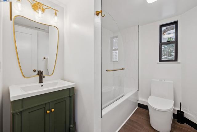 1728 Cambridge Dr, Alameda CA: https://media.crmls.org/mediaz/0efc2d96-0ade-40e6-bdff-380c218a22e8.jpg