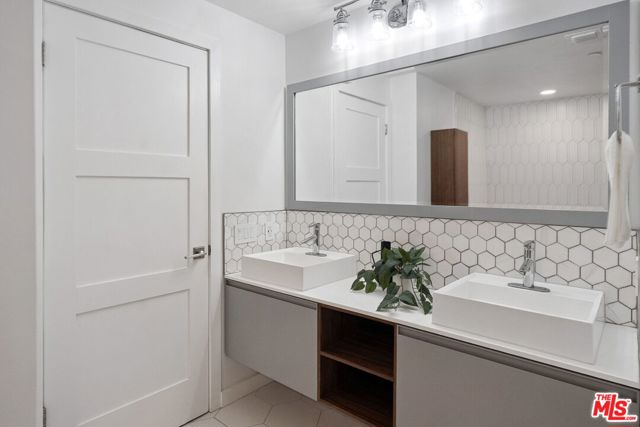 140 Ocean Park Boulevard, Santa Monica CA: https://media.crmls.org/mediaz/0efc315a-a014-4e8d-a74f-062be01d3f24.jpg