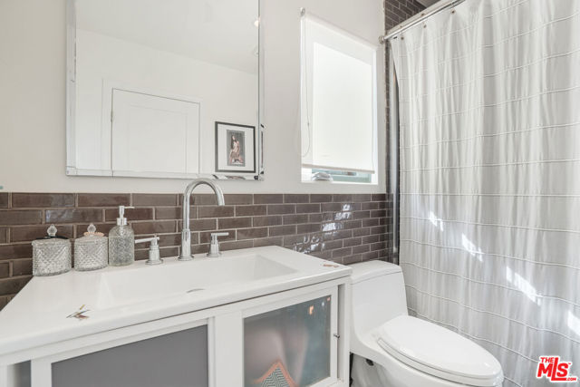 245 Tranquillo Road, Pacific Palisades CA: https://media.crmls.org/mediaz/0efdae7d-1a81-4944-b6d6-98602c32d564.jpg
