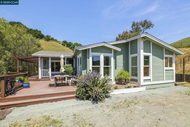 2251 Rancho Del Lago Rd, Martinez CA: https://media.crmls.org/mediaz/0efe6b94-1589-4635-8a71-2819d377be70.jpg