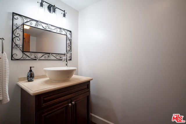 1331 N Sycamore Avenue, Los Angeles CA: https://media.crmls.org/mediaz/0f00c98f-a9de-4ff9-83be-f6cf4e1d35f0.jpg
