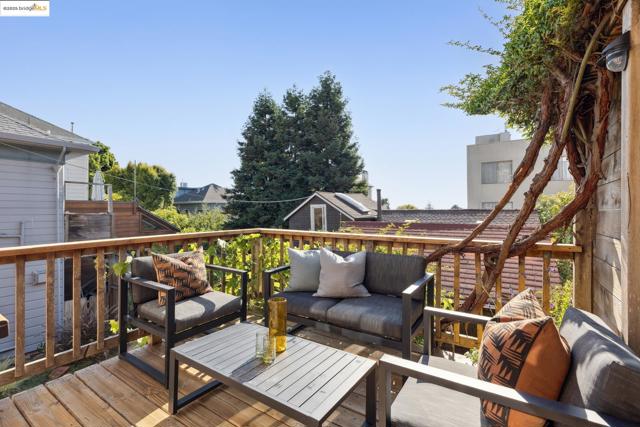1532 Walnut St, Berkeley CA: https://media.crmls.org/mediaz/0f0137a2-a43a-4b20-bfe6-15b43c1dbd2f.jpg