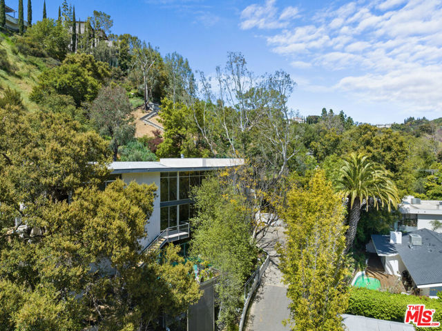2207 Bowmont Drive, Beverly Hills CA: https://media.crmls.org/mediaz/0f01fc7e-94fe-4aa3-a232-d47655dc54b9.jpg