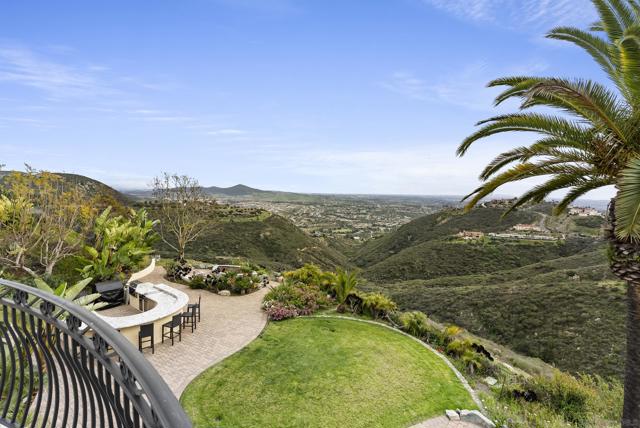 18233 Via Ambiente, Rancho Santa Fe CA: https://media.crmls.org/mediaz/0f03c21a-77be-4026-b353-6b5e56317015.jpg