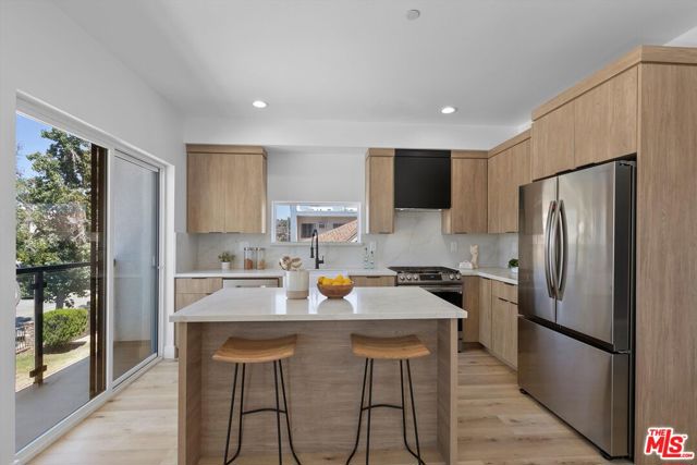 542 1/2 N Serrano Avenue, Los Angeles CA: https://media.crmls.org/mediaz/0f04600c-1aba-4943-b6c3-57713d595bc6.jpg