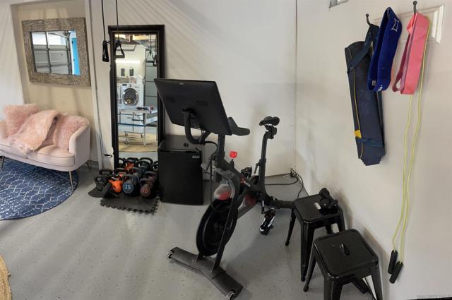 455 Glenncrest Dr, Solana Beach CA: https://media.crmls.org/mediaz/0f04754f-b32a-4b66-952f-b8f5af67c73f.jpg