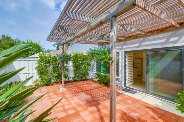 8037 Caminito Mallorca, La Jolla CA: https://media.crmls.org/mediaz/0f04c4e6-55d4-4dab-a59e-7c5b2fc761a0.jpg
