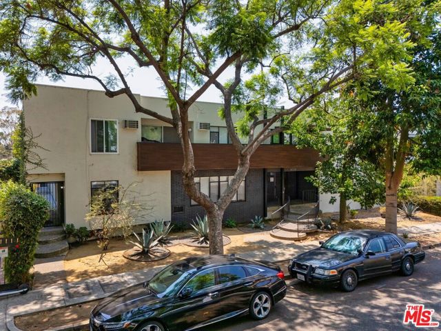 8220 Norton Avenue, West Hollywood CA: https://media.crmls.org/mediaz/0f04d910-1f61-4374-b2f8-c1c8c014fa97.jpg