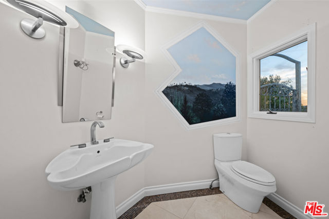 1121 Roberto Lane, Los Angeles CA: https://media.crmls.org/mediaz/0f054c85-22db-4752-8400-34869ac537d1.jpg
