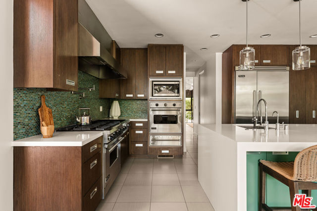 17352 Magnolia Boulevard, Encino CA: https://media.crmls.org/mediaz/0f05b0c8-0745-4e08-bbf0-f4241d795208.jpg