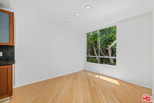 429 N Oakhurst Drive, Beverly Hills CA: https://media.crmls.org/mediaz/0f061c4a-7c09-468e-a79a-c802ddeac06a.jpg