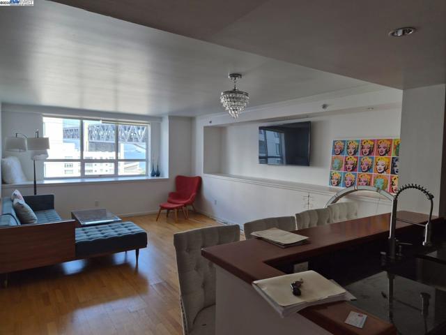400 Beale St, San Francisco CA: https://media.crmls.org/mediaz/0f073543-20e1-4fd8-a8d0-48cdf3ac100f.jpg